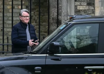 Ex-embaixador britânico é preso por suposto envolvimento em caso Epstein