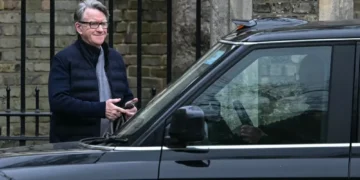 Ex-embaixador britânico é preso por suposto envolvimento em caso Epstein