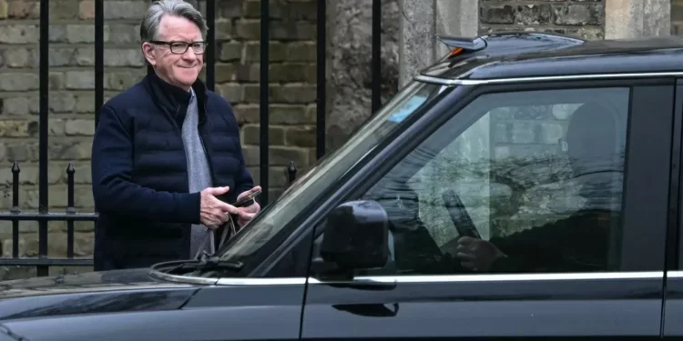 Ex-embaixador britânico é preso por suposto envolvimento em caso Epstein