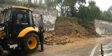 Mau tempo. Derrocada de muro do seminário de Almada apanha viaturas