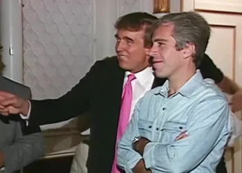 Governo investiga se documentos de Epstein citando Trump foram omitidos