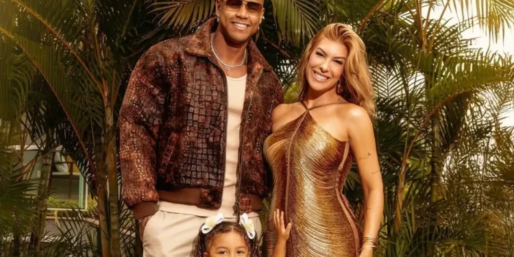 Leo Santana enaltece Lore após trofeú da Viradouro: “Nosso filho é campeão”