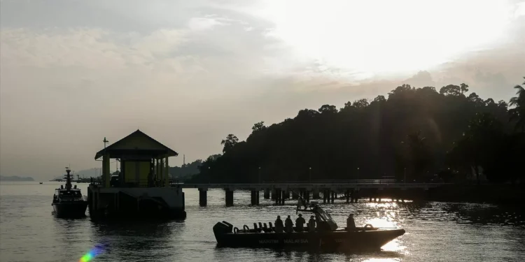 Tailândia condena homem a 50 anos de prisão por insultos contra o rei