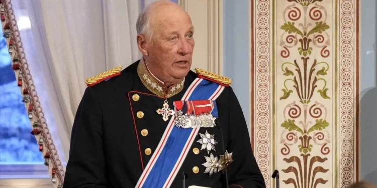 Rei da Noruega internado com infeção em Espanha