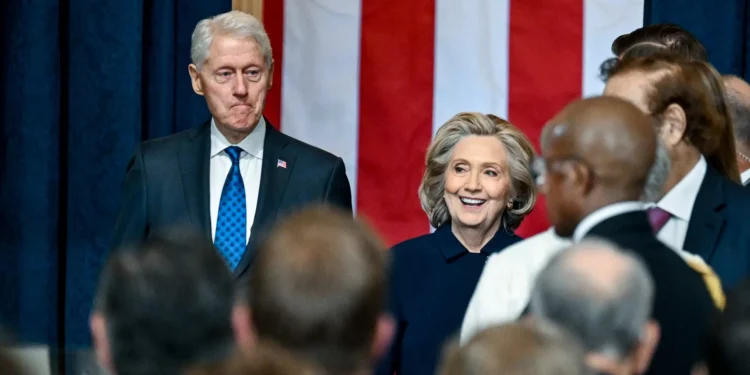 Hillary Clinton: “Não me recordo de alguma vez ter contactado com Jeffrey Epstein”