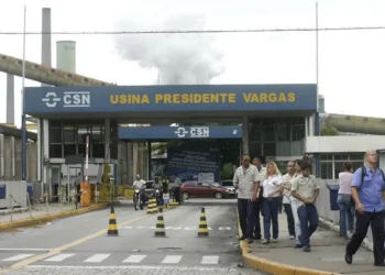 Fitch rebaixa CSN a BB- e faz observação negativa