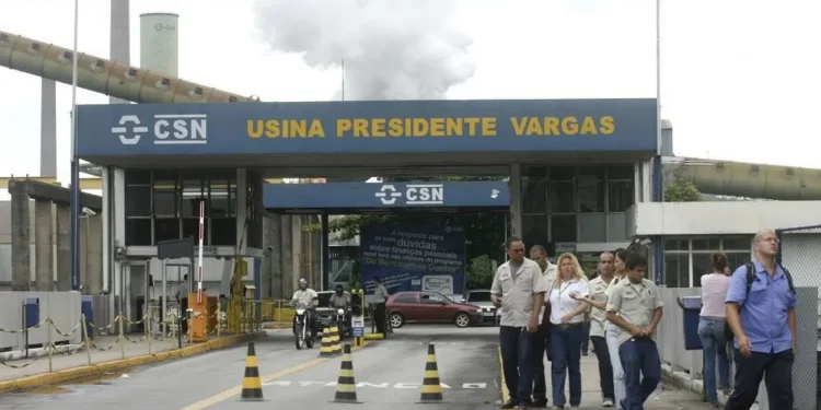 Fitch rebaixa CSN a BB- e faz observação negativa