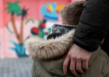 Dez homens acusados de drogar e violar criança de cinco anos. Pai entre os arguidos