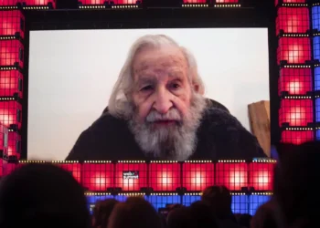 Caso Epstein: Mulher de Noam Chomsky pede desculpa por “erro grave”