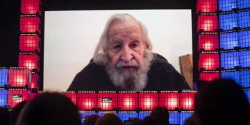 Caso Epstein: Mulher de Noam Chomsky pede desculpa por “erro grave”