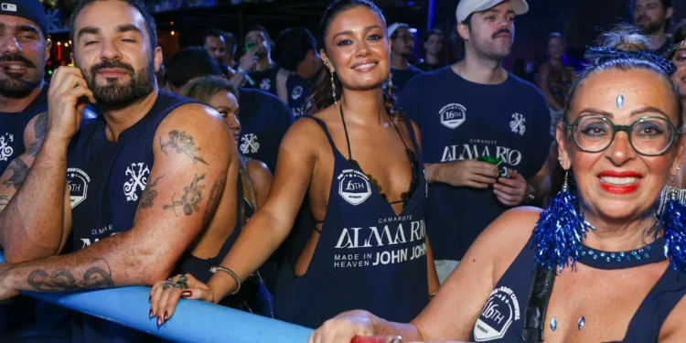 Carnaval no Rio: famosos curtem 2ª noite de desfiles na Sapucaí