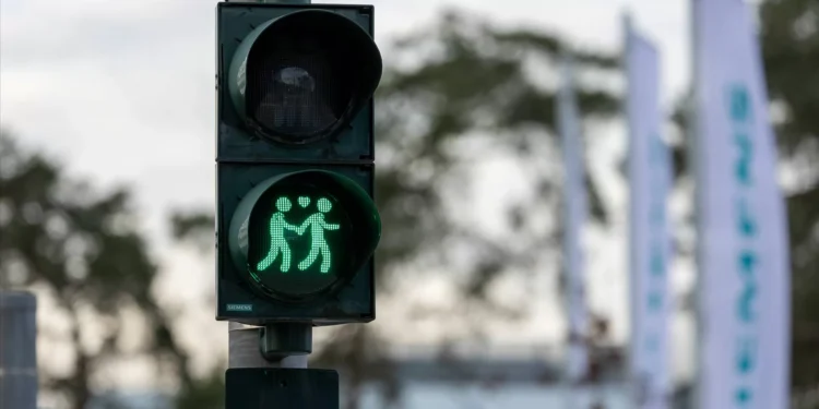 Dia dos Namorados: Ciência explica “borboletas no estômago”