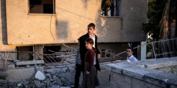 Sirenes soam e explosões são ouvidas em Jerusalém após disparos de mísseis iranianos